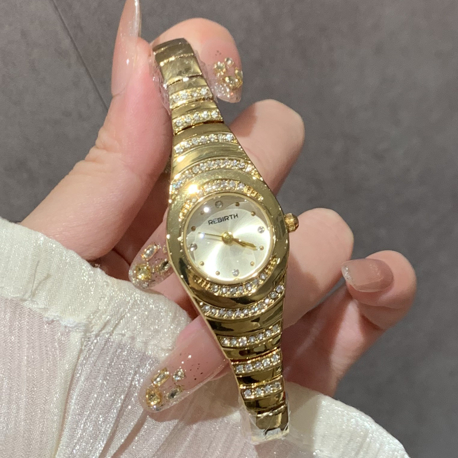 铁臂阿童木镶钻女士腕表复古风金色钢带手表高贵奢华