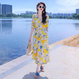 妈妈新款宽松连衣裙长裙沙滩风2025领大码棉绸高级度假裙v年仙女