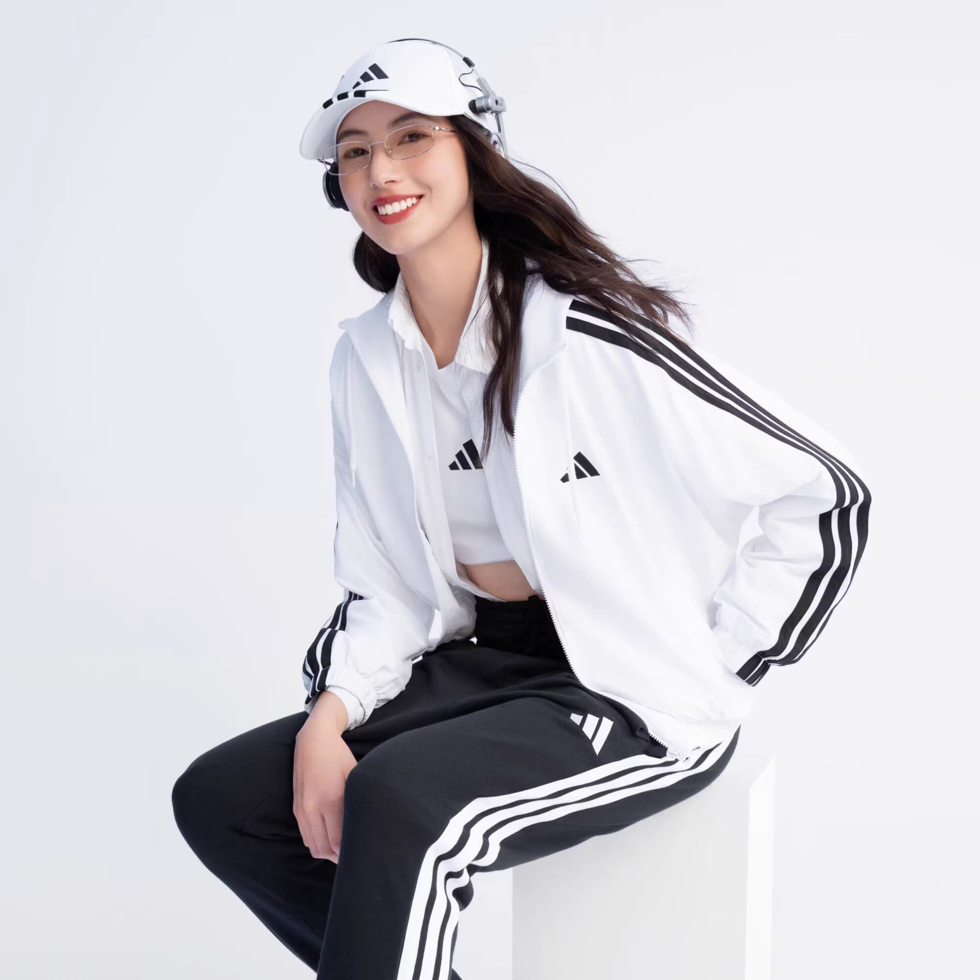 阿迪达斯外套女装夏新款防风服运动休闲上衣梭织连帽夹克JZ2161图片