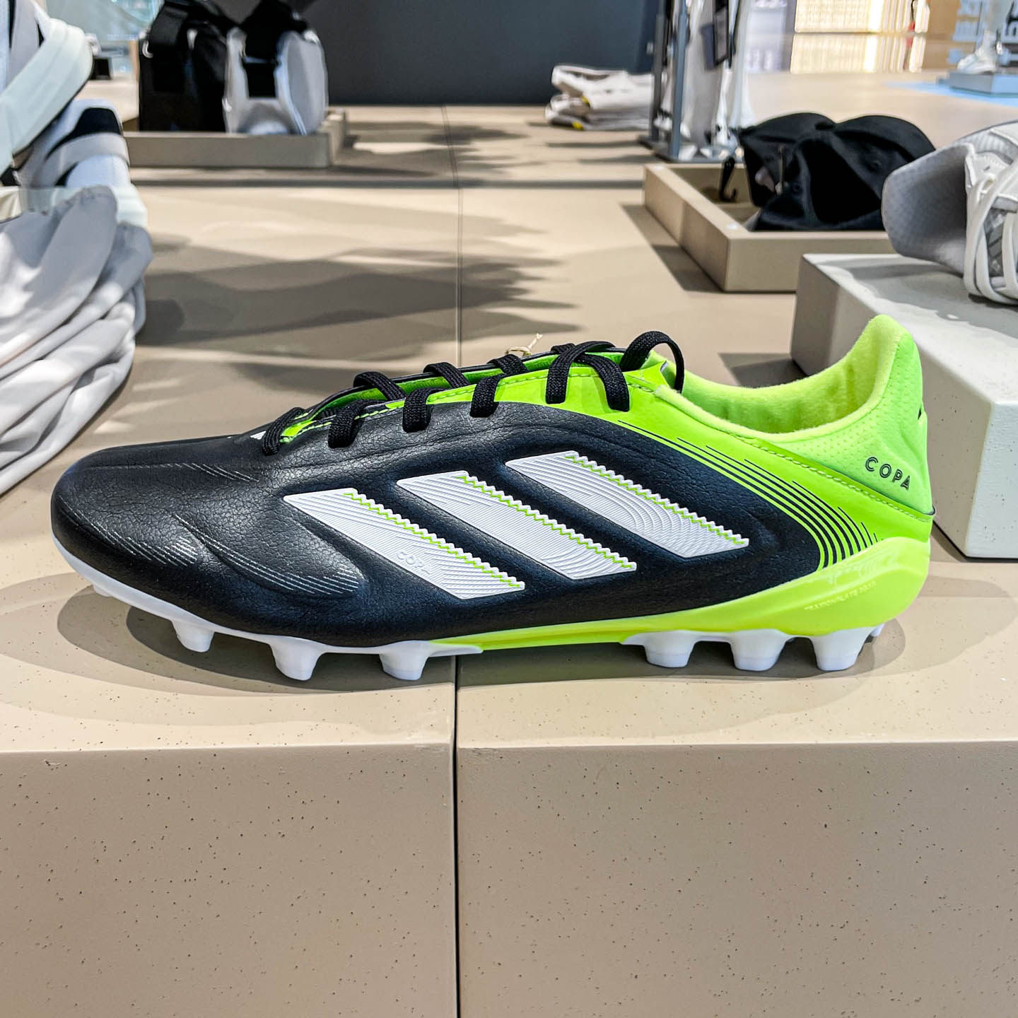 阿迪达斯2025秋季新款男子人造草皮2G/3G AG短钉足球鞋JR2864