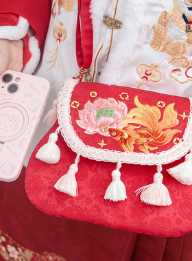 红色锦鲤斜挎包包刺绣女童古风汉服儿童翻盖新年拜年红包斜跨包包