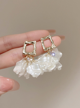 方形镶钻白色花瓣女耳环欧美法式时尚气质设计感森系耳饰品潮