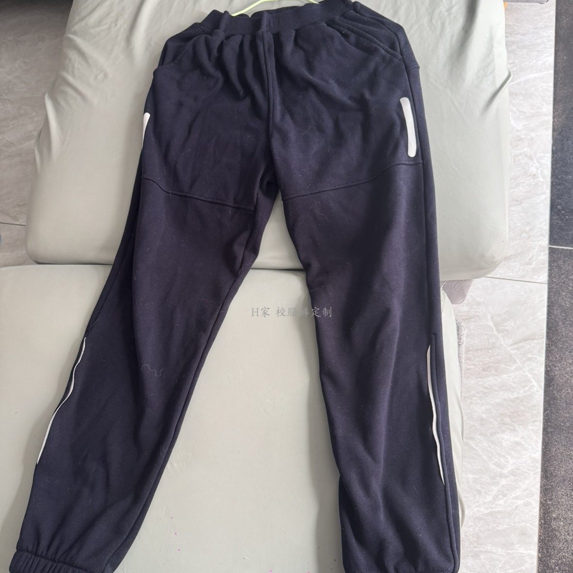 订做遵义红花岗新中街深蓝色校服运动裤子拼接反光条束口加绒班服