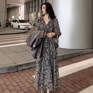 200斤胖MM2026春季大码赫本风雪纺碎花连衣裙遮肉显瘦复古领长裙