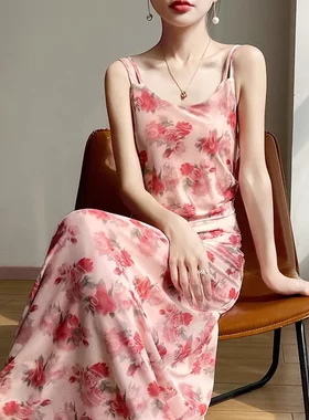 160斤胖MM缎面丝滑法式吊带裙女2026夏碎花设计感减龄显瘦连衣裙