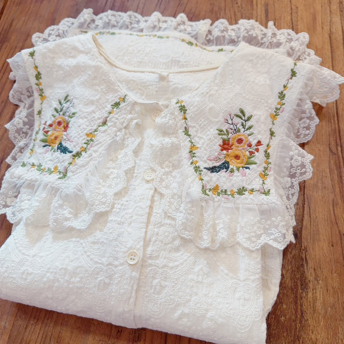 打底好物 刺绣提花 娃娃领 荷叶边甜美奶杏色 温柔蕾丝衫长袖衬衫