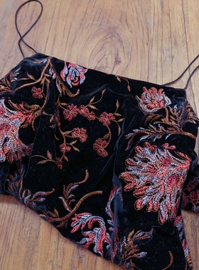 rom2艺术感古风 复古轻奢感 前片刺绣提花 黑色丝绒 打底吊带背心