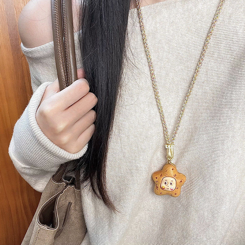 可爱星星人长款项链挂脖吊坠芭比檀木质挂件小众穿搭配饰