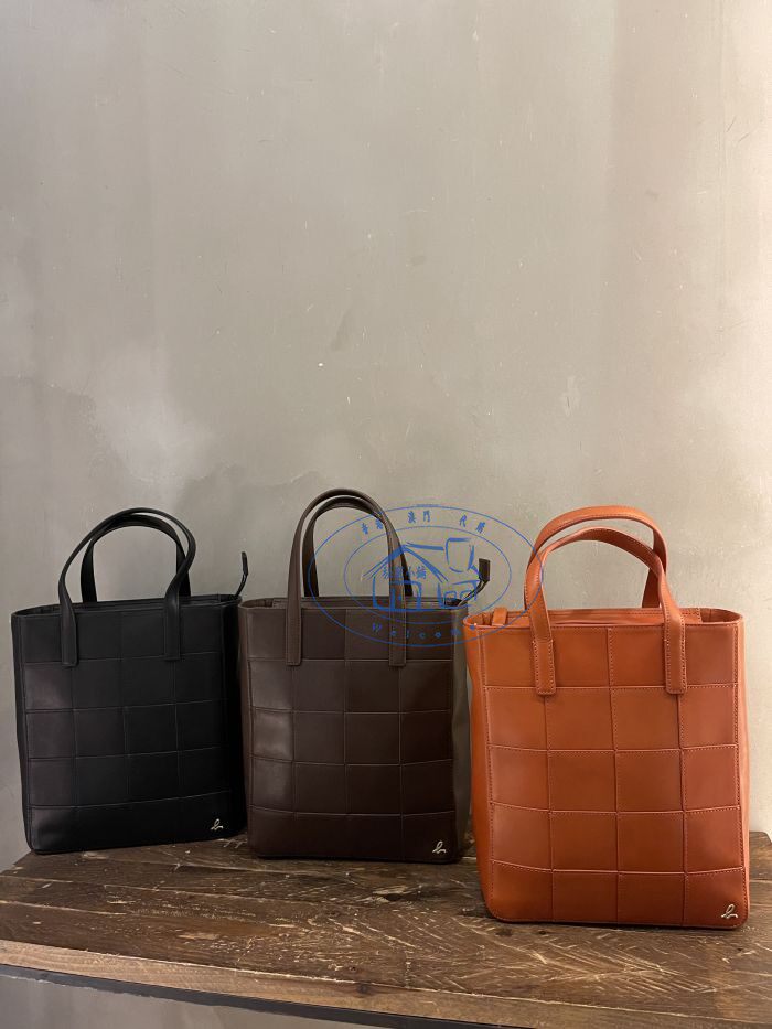 香港專櫃代購agnes b.車縫線格紋真皮百搭女款手提斜挎包 21秋冬