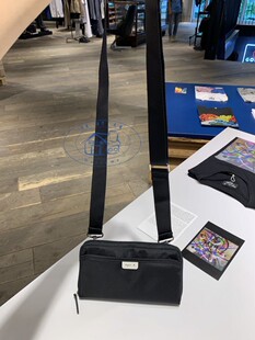 香港專櫃代購 agnes b.輕便尼龍男女款斜跨包長款錢包 19秋冬