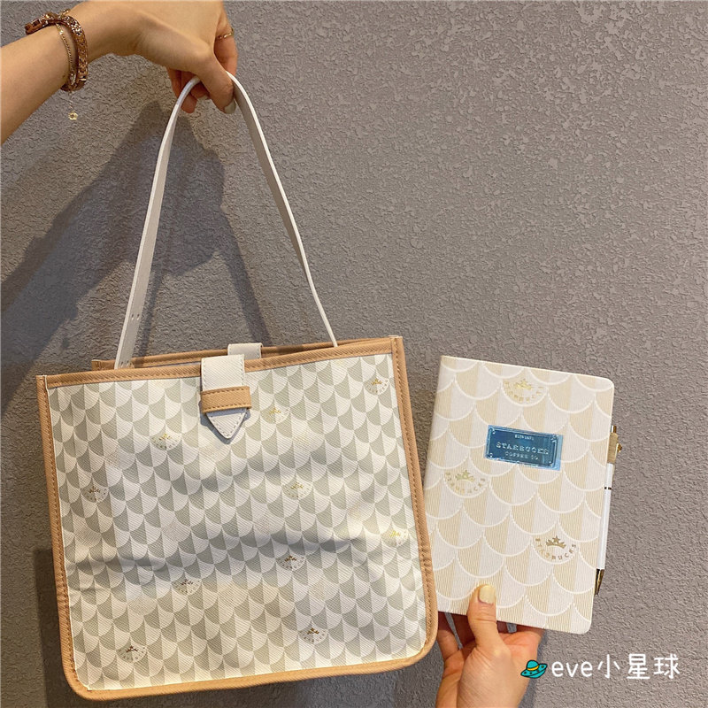 星巴克2021经典白金鱼鳞款托特包饺子包型配笔记本挂件书签圆珠笔,箱包皮具/热销女包/男包,托特包,淘宝优惠券,粉丝福利购,淘宝优惠卷