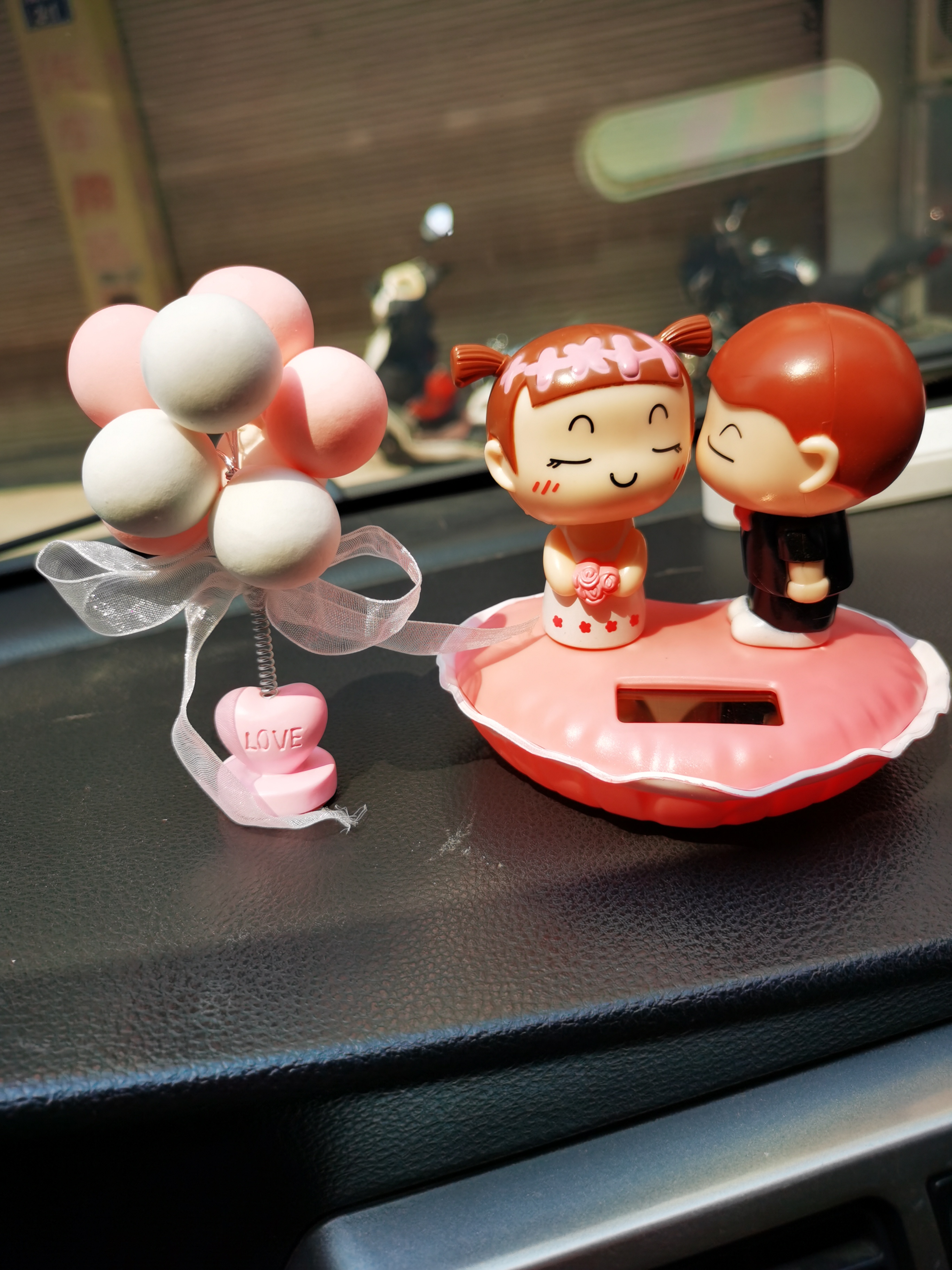 亲嘴娃娃情侣爱心太阳能摆件