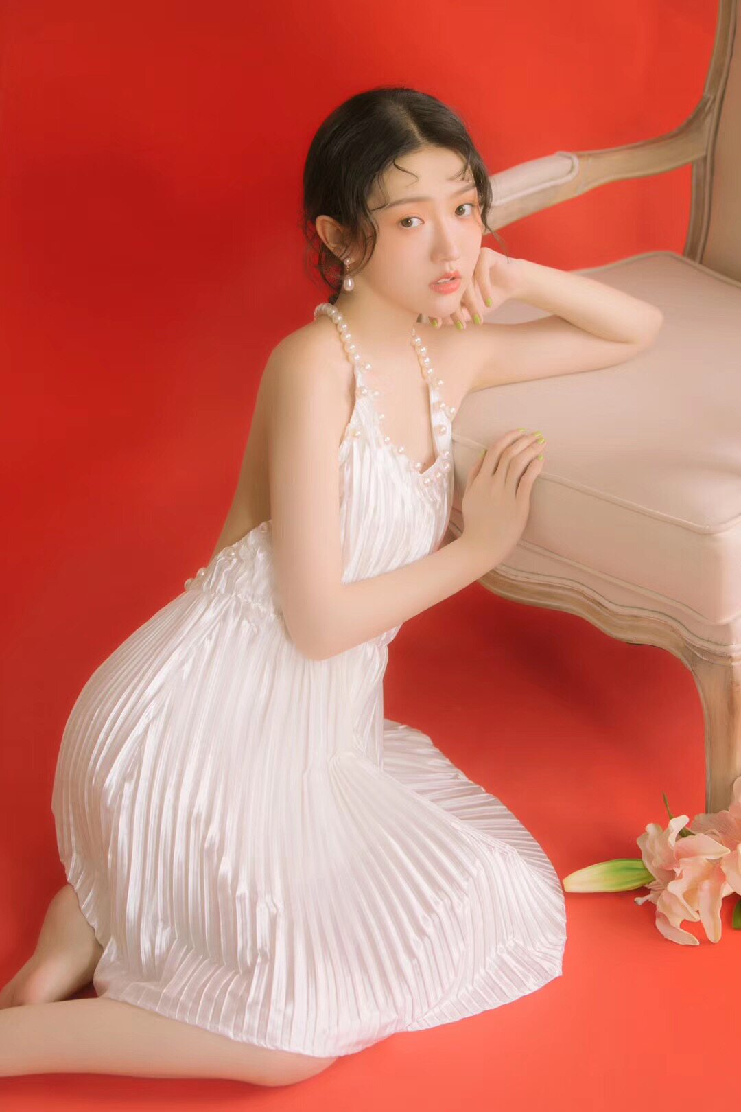 白色珠光风琴褶挂脖露背连衣裙珍珠装饰性感女裙写真度假拍照神器