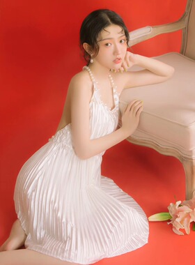 白色珠光风琴褶挂脖露背连衣裙珍珠装饰性感女裙写真度假拍照神器