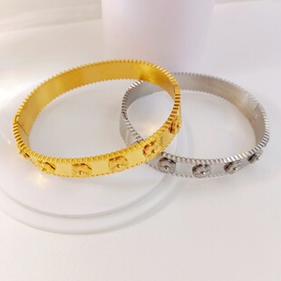 欧美时尚轻奢六小花钛钢手镯 设计感气质百搭女款电镀金银色手环