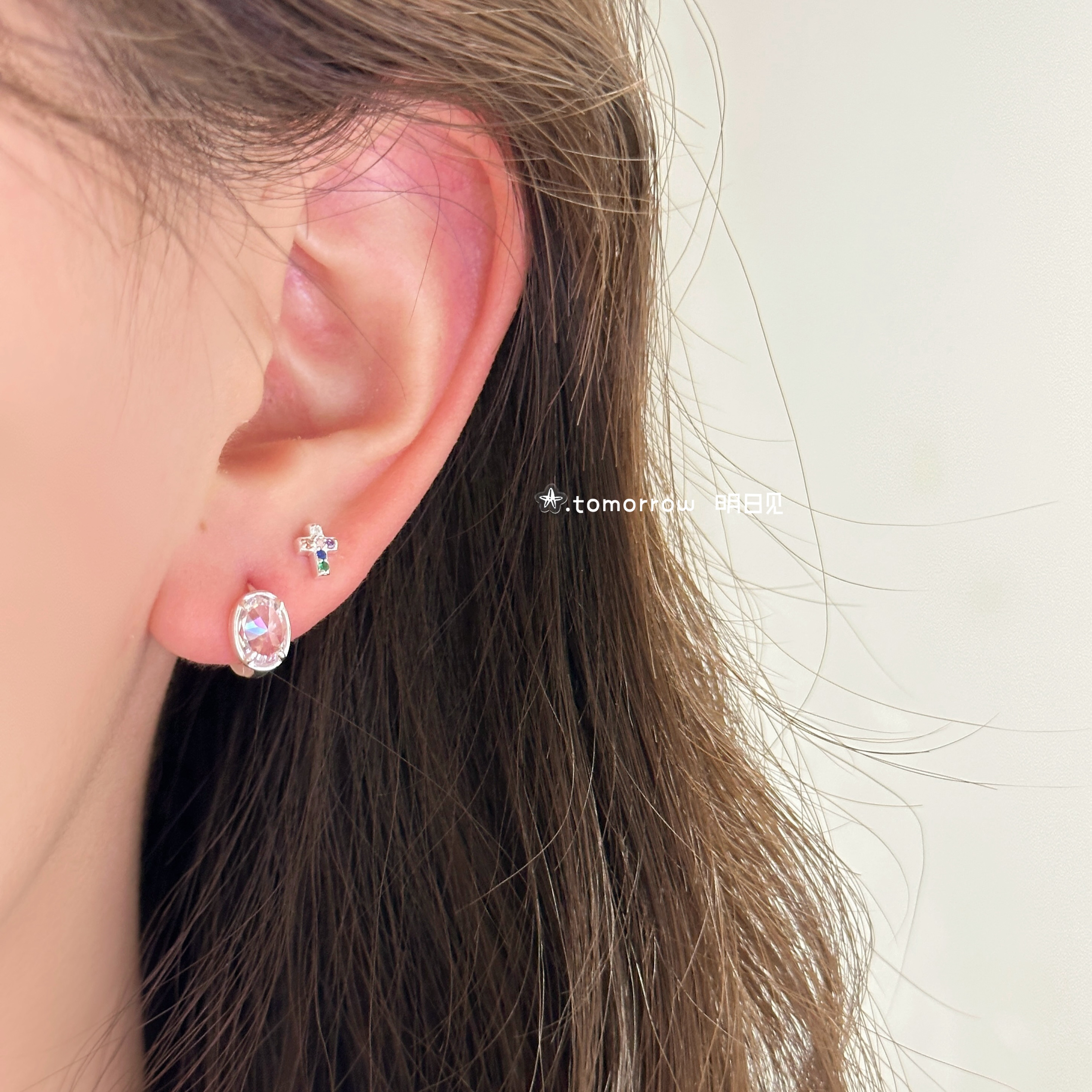 明日见｜折射魔镜 彩色十字架耳钉女元气耳圈质感925银