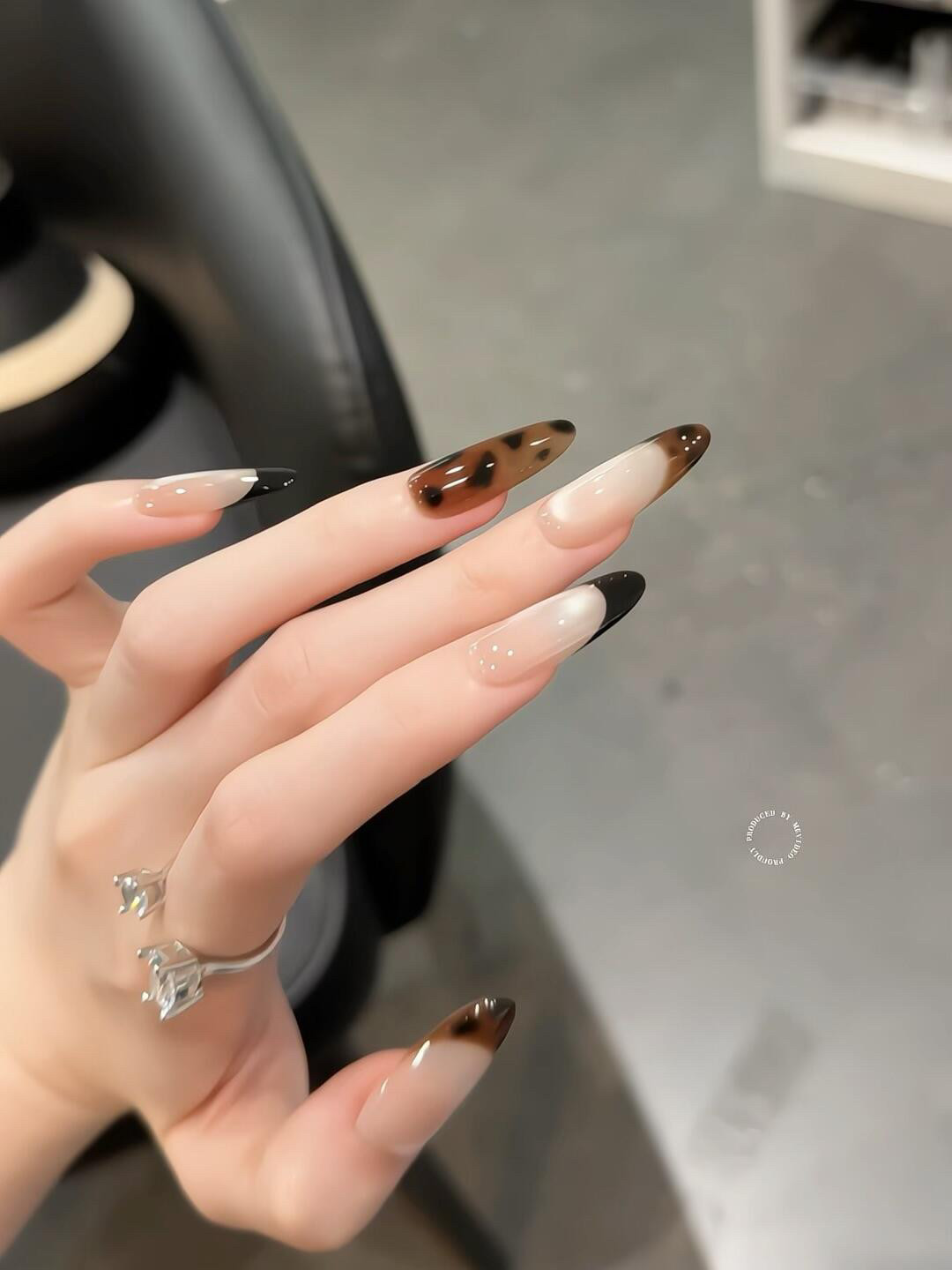 2025新款手工穿戴甲中长豹纹美甲琥珀晕染法式爆闪猫眼显白纯欲风