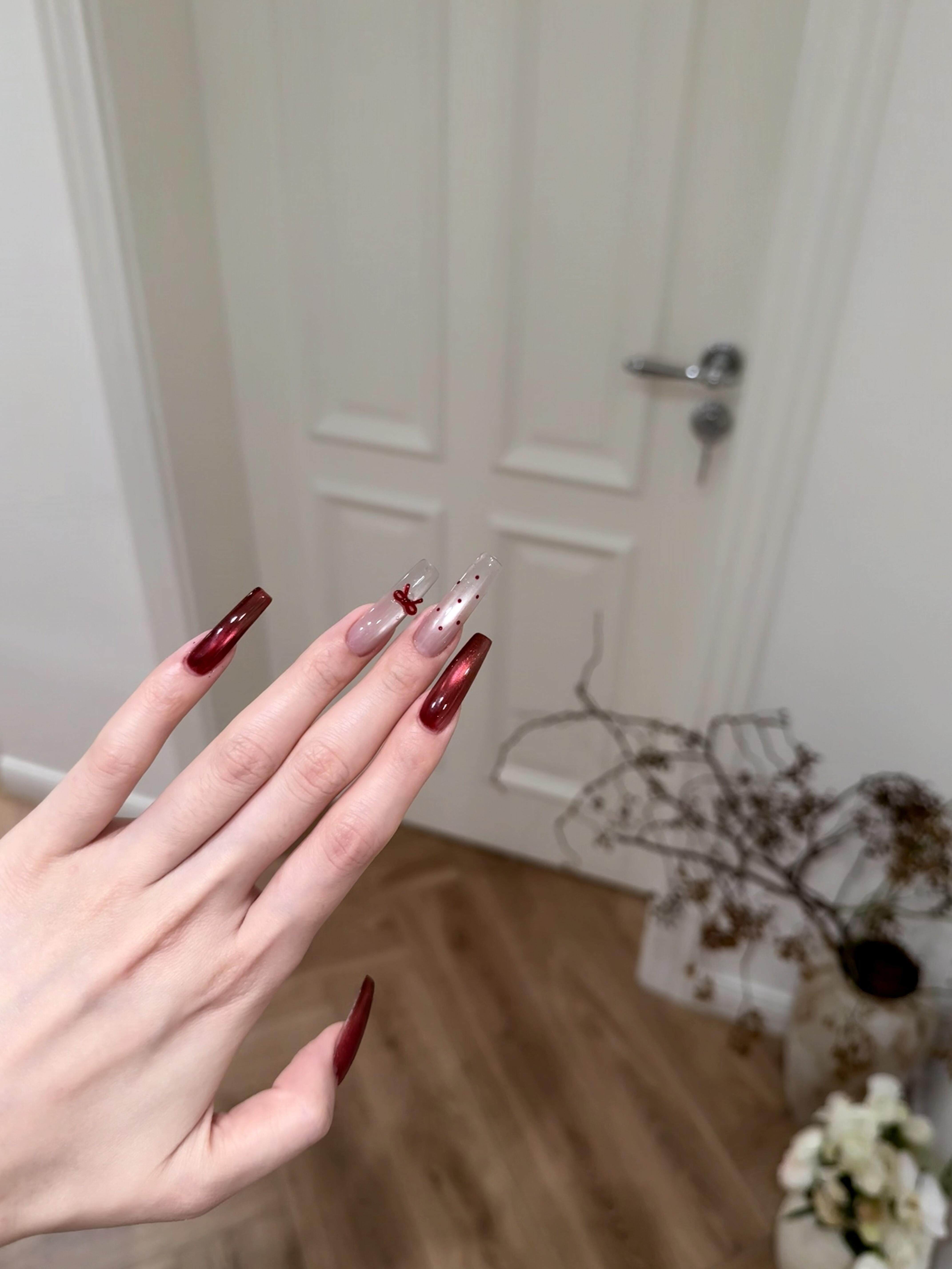 2025新款手工穿戴甲中长款美甲显白高级感新年战甲红色猫眼蝴蝶结