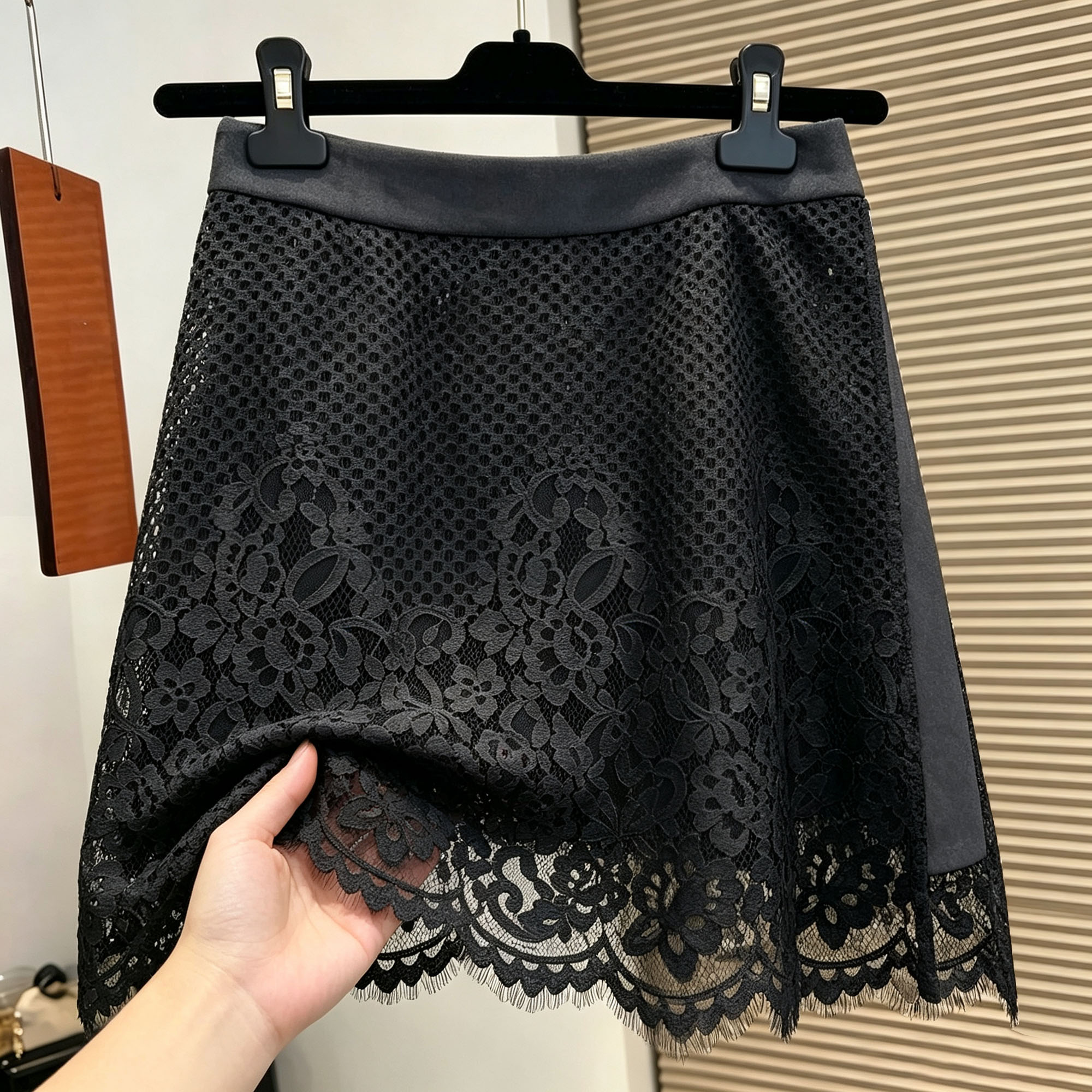 高端气质显瘦百搭休闲短裤女2026早春秋款洋气假两件蕾丝拼接裤子
