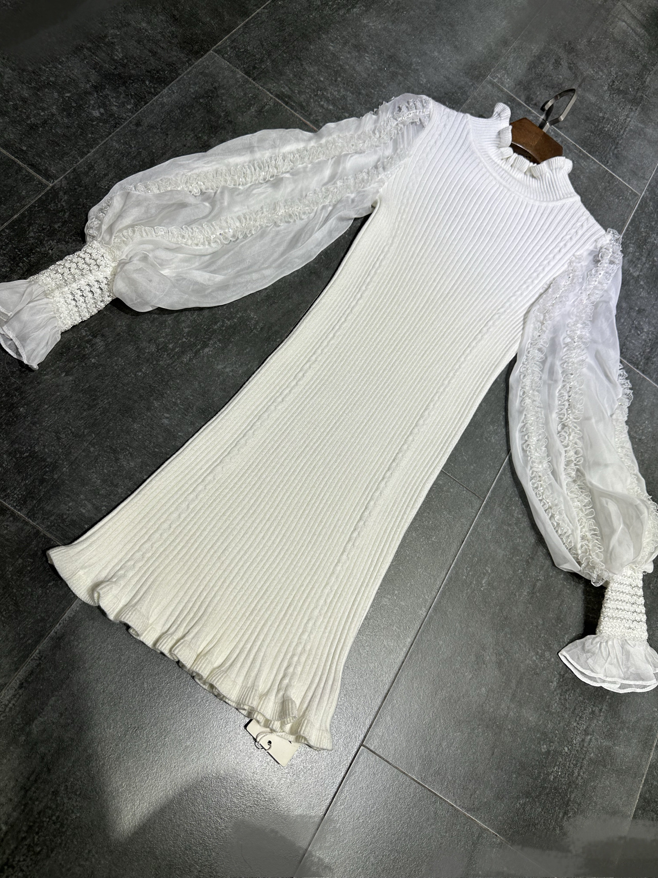 针织拼接灯笼纱袖中短连衣裙