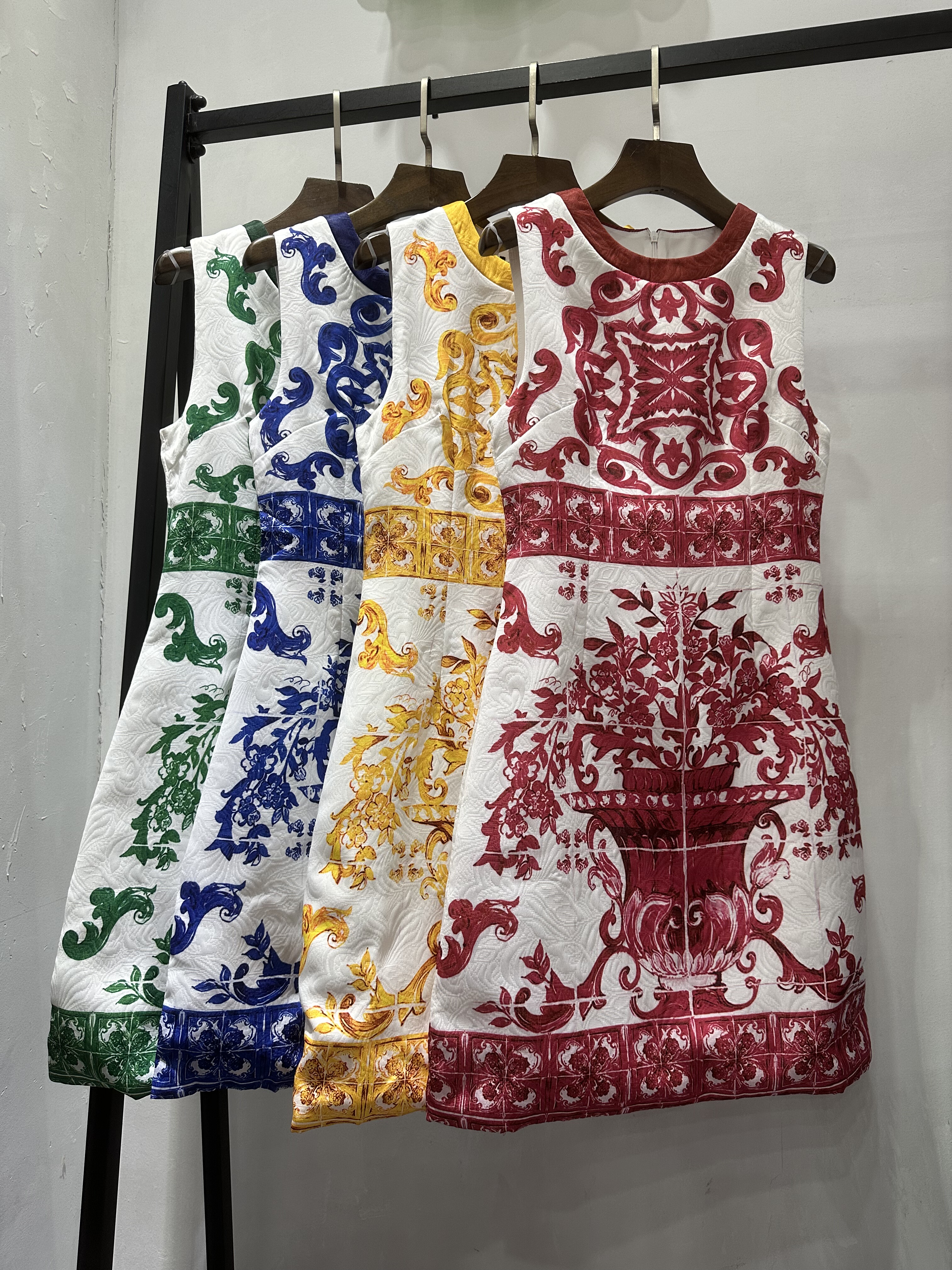 瑕 春夏青花瓷无袖定位印花修身中短连衣裙