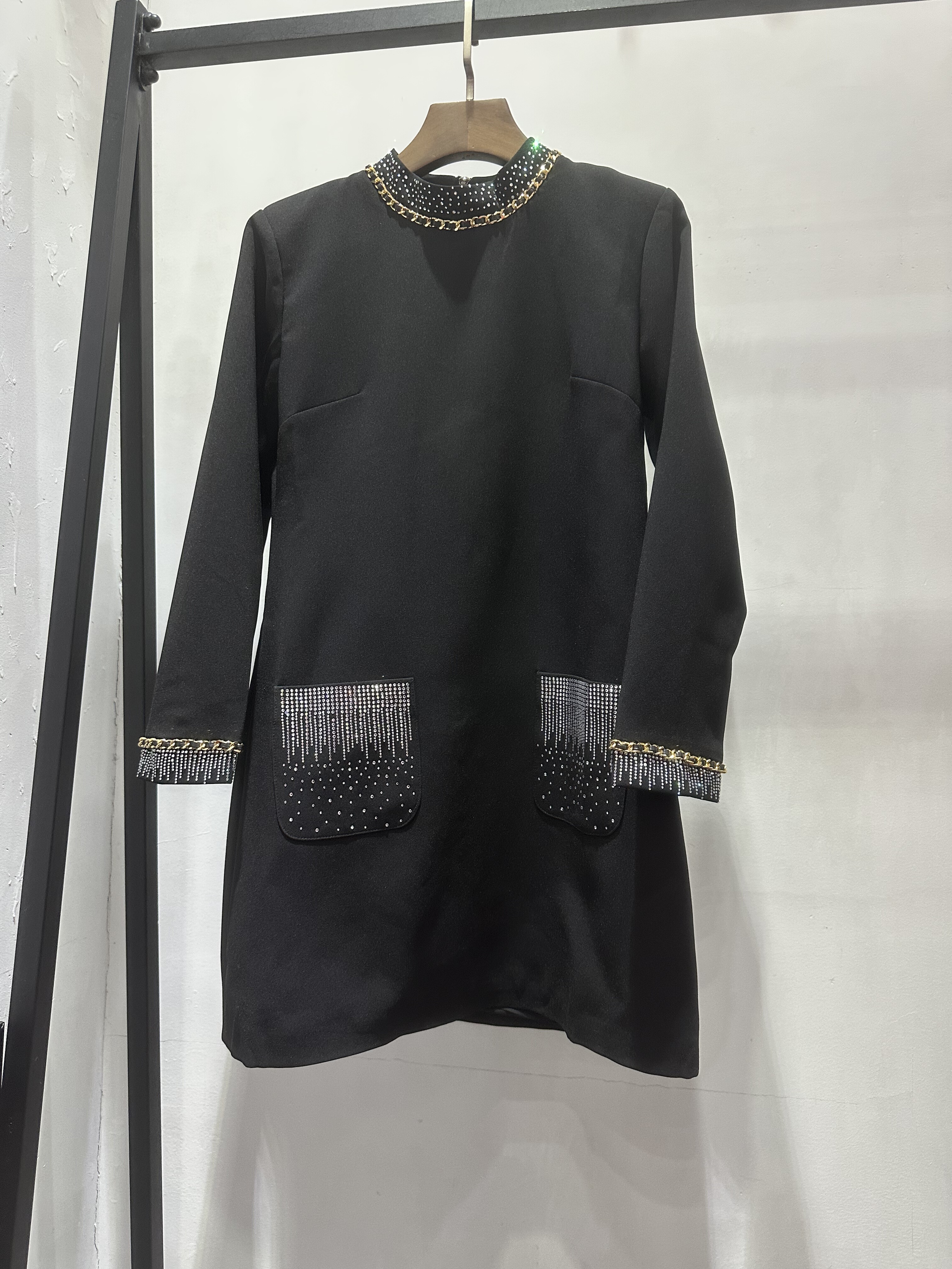 春秋黑色烫钻修身长袖中长连衣裙