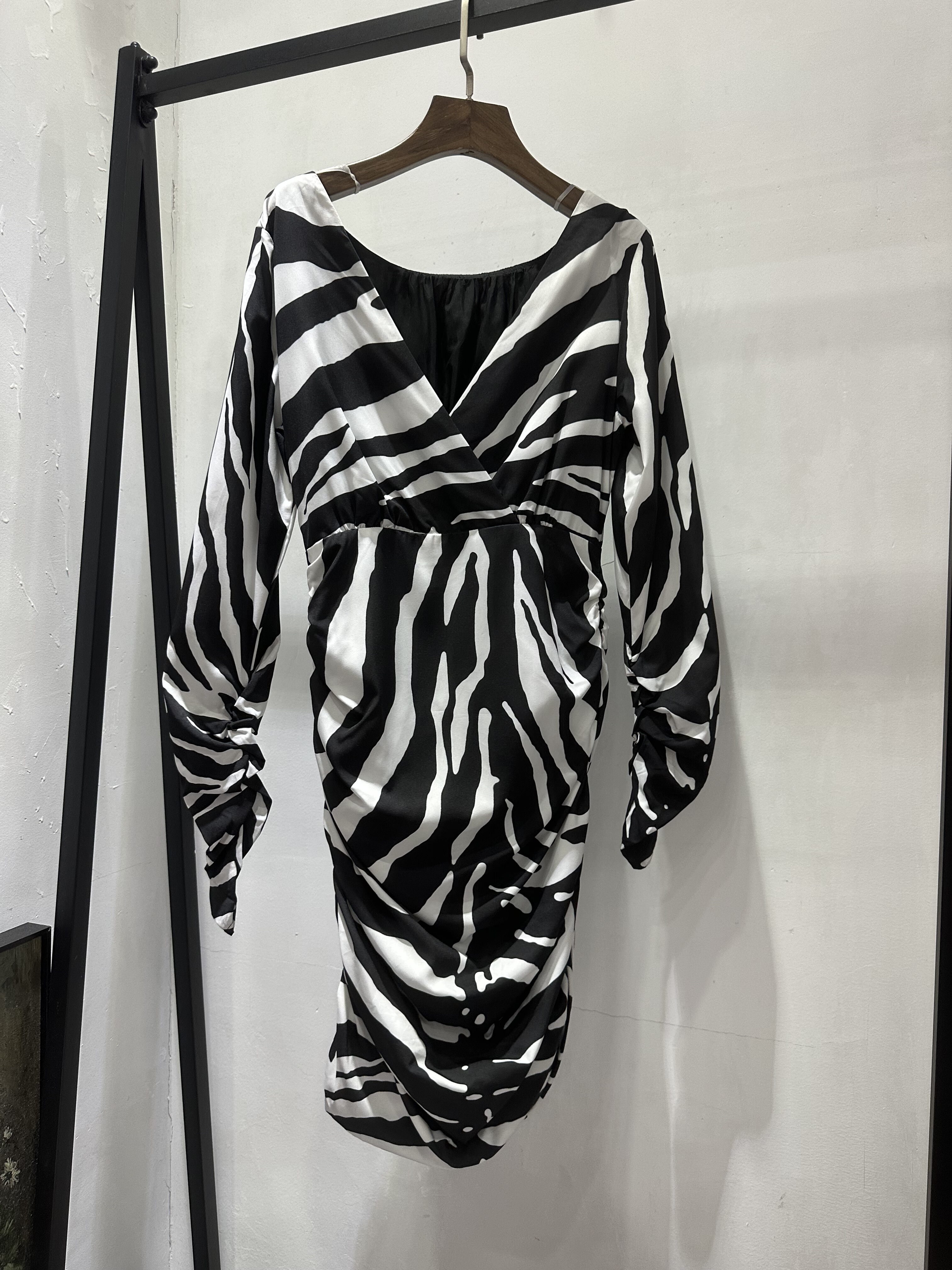 春秋斑马纹印花V领修身中长连衣裙