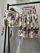 春夏白色底花朵印花上衣十半裙套装