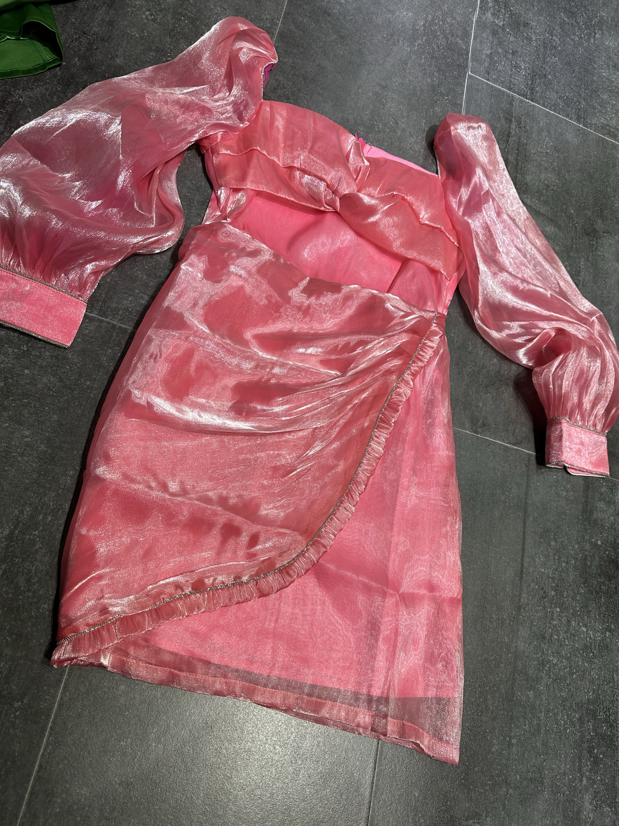 光亮甜美修身中短长袖连衣裙