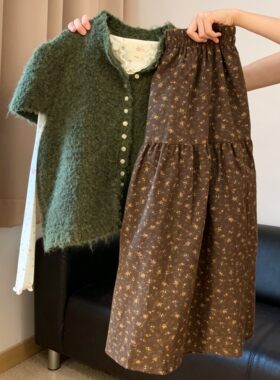 韩系复古碎花打底衫叠穿墨绿毛绒绒马甲搭配棕色碎花松紧腰长半裙