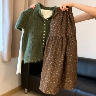 韩系复古碎花打底衫叠穿墨绿毛绒绒马甲搭配棕色碎花松紧腰长半裙