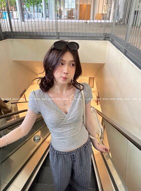 【莱赛尔】辣妹V领短袖T恤女低胸交叉J25~ 修身收腰小衫性感上衣