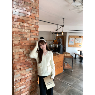 宽松竖条纹气质设计感针织上衣 新款 AHY 小香风v领羊毛毛衣女冬季