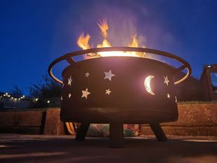 篝火晚会户外庭院火炉圆形派对冬天名宿氛围火盆木炭露营