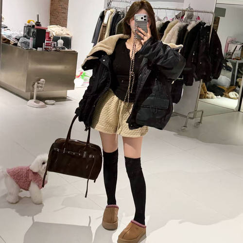 【YKL】不期而遇 黑色V领弧形下摆打底卡其菱格短裤黑色加厚外套