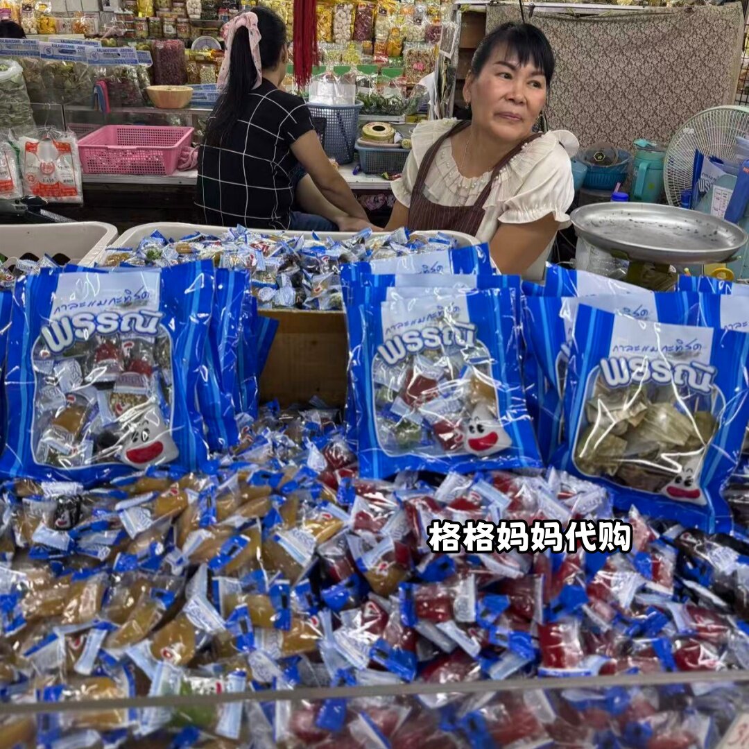 泰国清迈 瓦洛洛市场三角椰子糖椰子糕椰奶糖软糯椰汁糕香兰叶糕