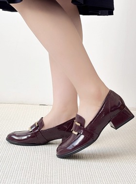 德国CAPRICE凯蝴蝶女鞋2025秋冬新品软牛漆皮扣饰中跟乐福鞋24303