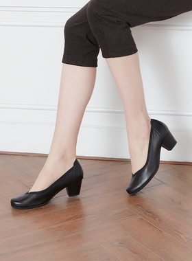 德国CAPRICE凯蝴蝶女鞋小牛皮透气宽版舒适软垫通勤中跟单鞋22301