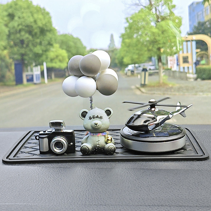 可爱铃铛熊车载香水车内香薰摆件高级感太阳能飞机汽车中控台装饰