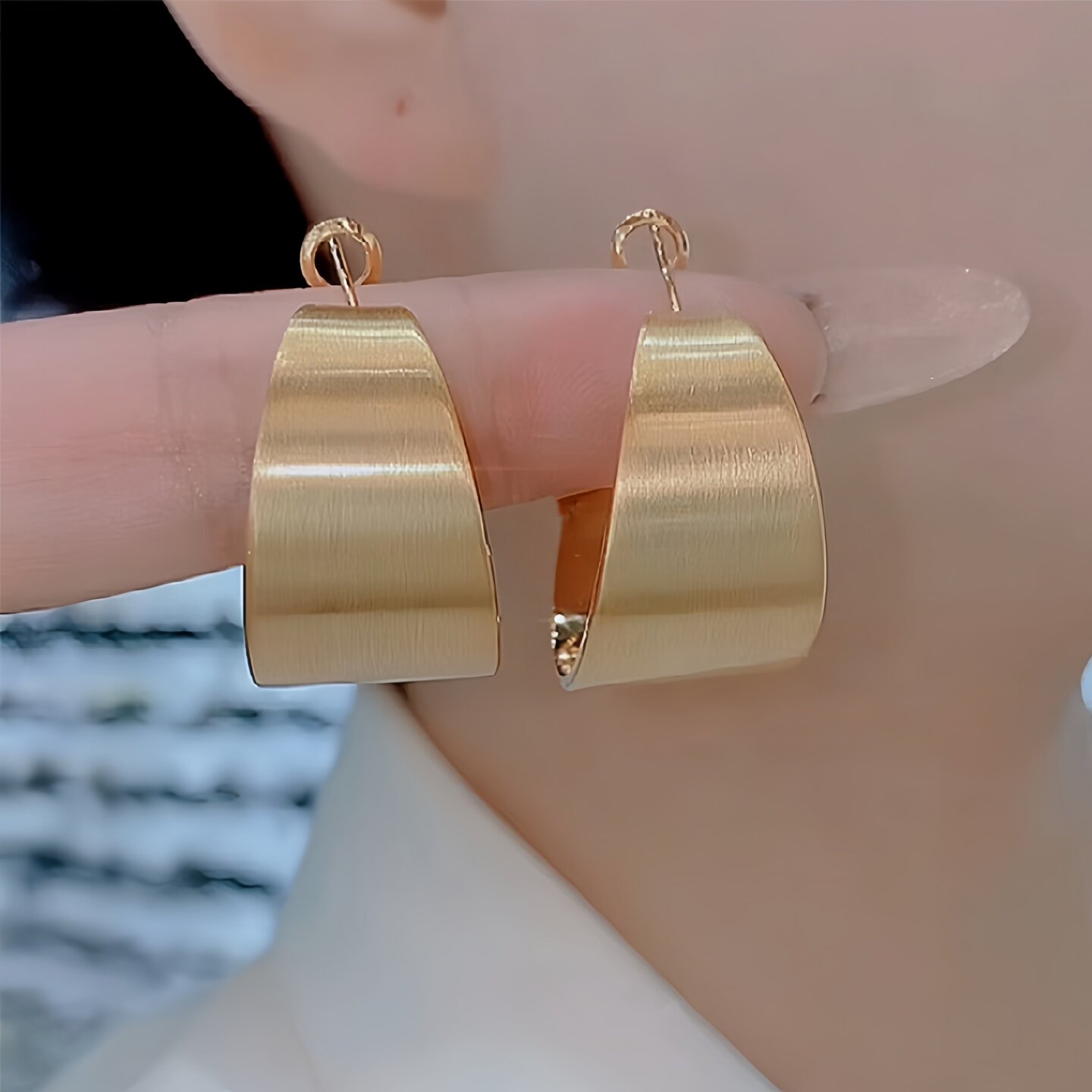 欧美轻奢拉丝金大圈宽面耳环女