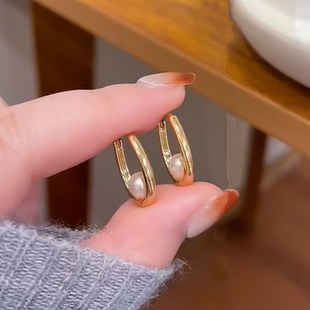 金色圆环珍珠水滴耳环女小众设计高级感素圈耳饰2026新款爆款耳扣
