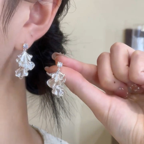 银色不规则银杏叶裙摆锆石耳环女