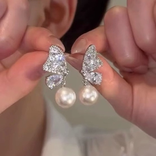 独特设计小众闪钻蝴蝶珍珠耳环高级感精致百搭耳饰气质时尚耳钉女