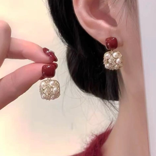复古红色几何方形镶钻珍珠耳环女高级感轻奢气质时尚圆脸显瘦耳坠