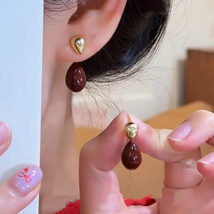 红色水滴精致耳环2026新款爆款高级感爆款女人味方圆脸适合的耳饰