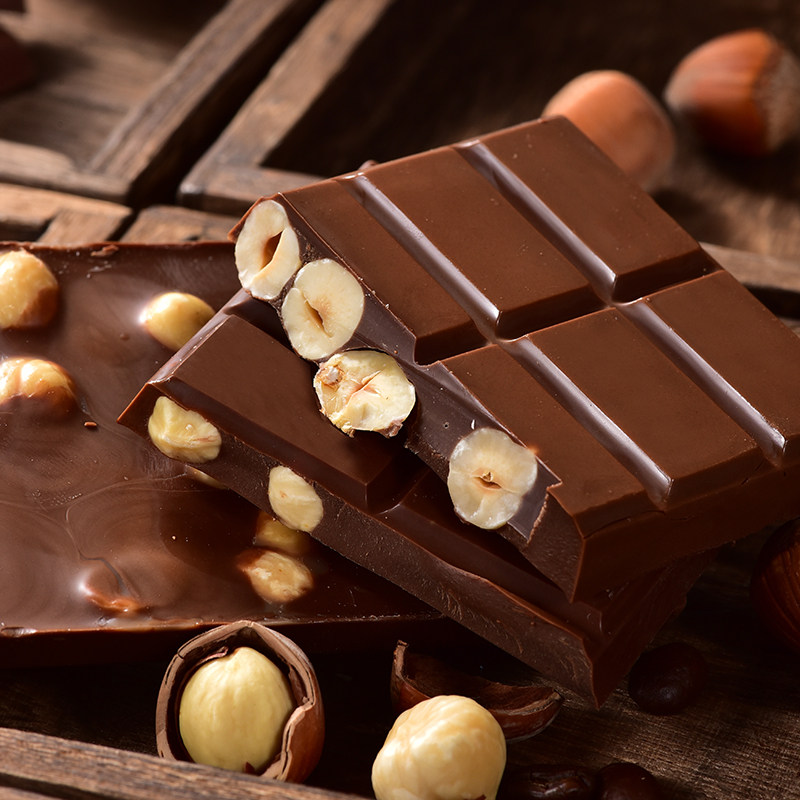 俄罗斯风味巧克力满颗大榛仁果仁黑巧克力进口食品休闲零食