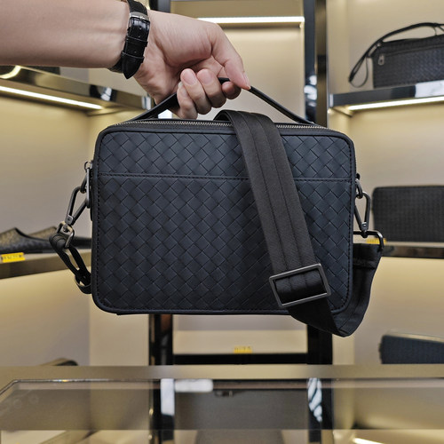 新款潮牌单肩斜挎包男真皮编织小挎包女两用手包休闲横款男士皮包 - 封面