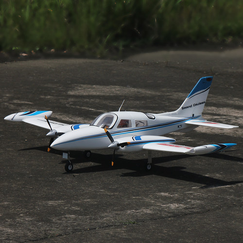 专业易控双发固定翼正反桨模型