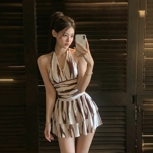2026新款泳衣女高级感裙式连体遮肚显瘦绝美度假游泳衣温泉