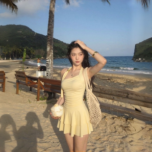 2026新款泳衣女高级感连体裙式度假温泉游泳衣遮肚显瘦绝美保守